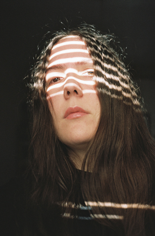 Autorretat de Júlia Olivé Carmona Studio, artista multidisciplinar, fotògrafa, dissenyadora i il·lustradora.