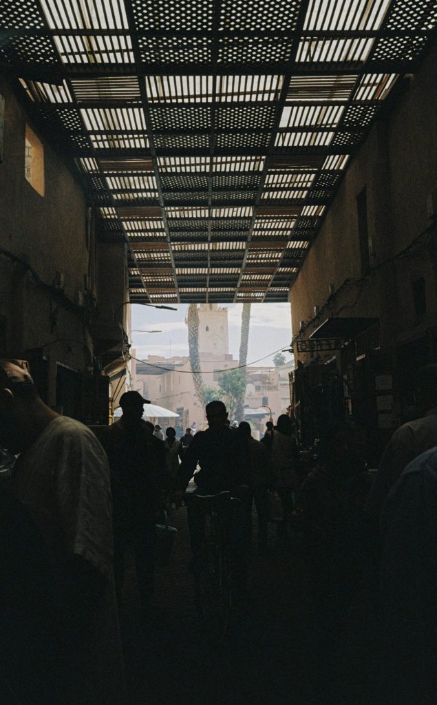 Fotografia del mercat de Marrekech, Marroc, capturada per Júlia Olivé Studio, artista multidisciplinar especialitzada en fotografia, disseny i il·lustració.