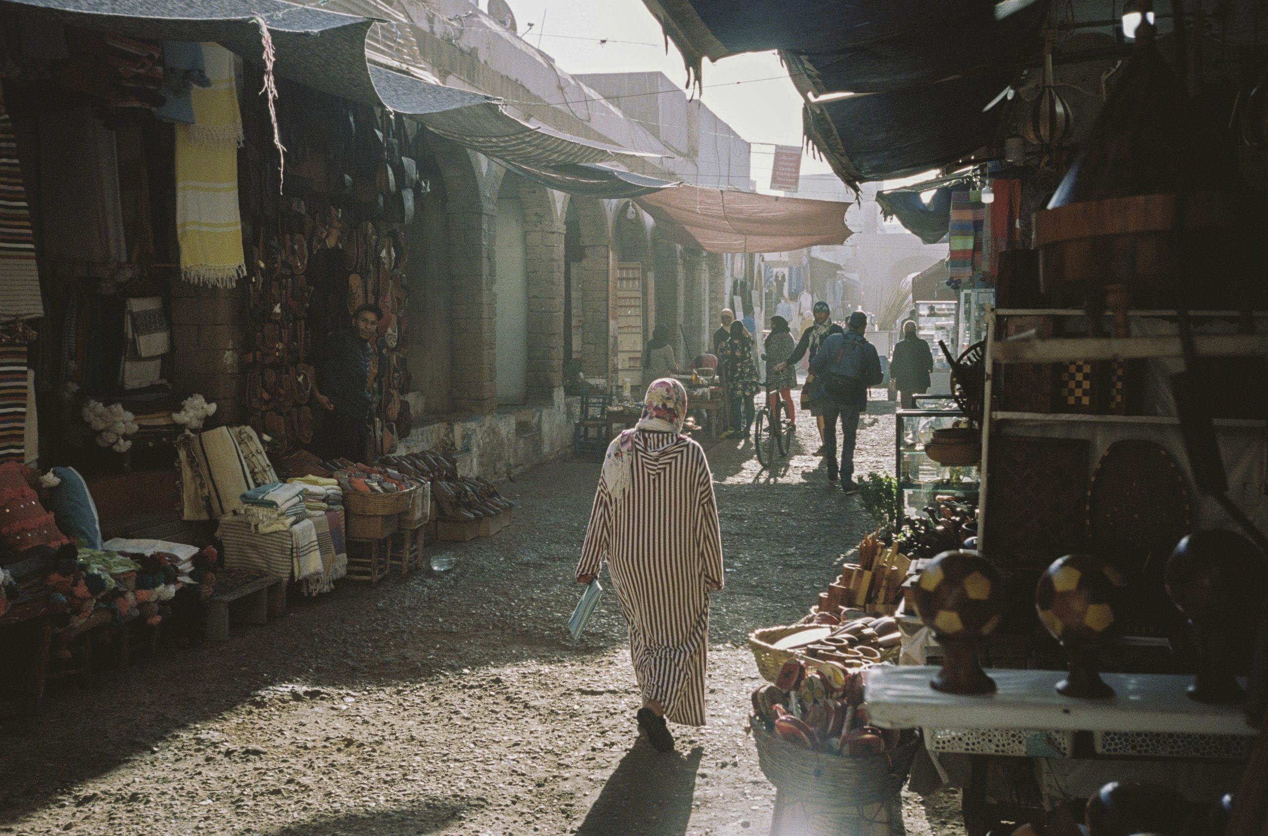 Fotografia del mercat d'Essaouira, Marroc, capturada per Júlia Olivé Studio, artista multidisciplinar especialitzada en fotografia, disseny i il·lustració.