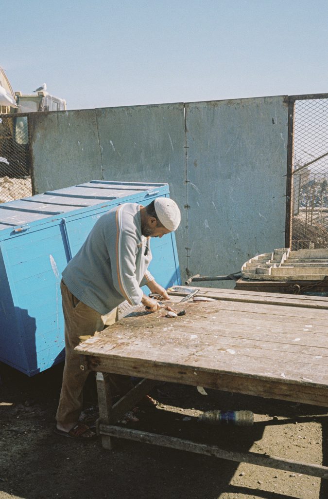 Fotografia al port d'Essaouira, Marroc, capturada per Júlia Olivé Studio, artista multidisciplinar especialitzada en fotografia, disseny i il·lustració.