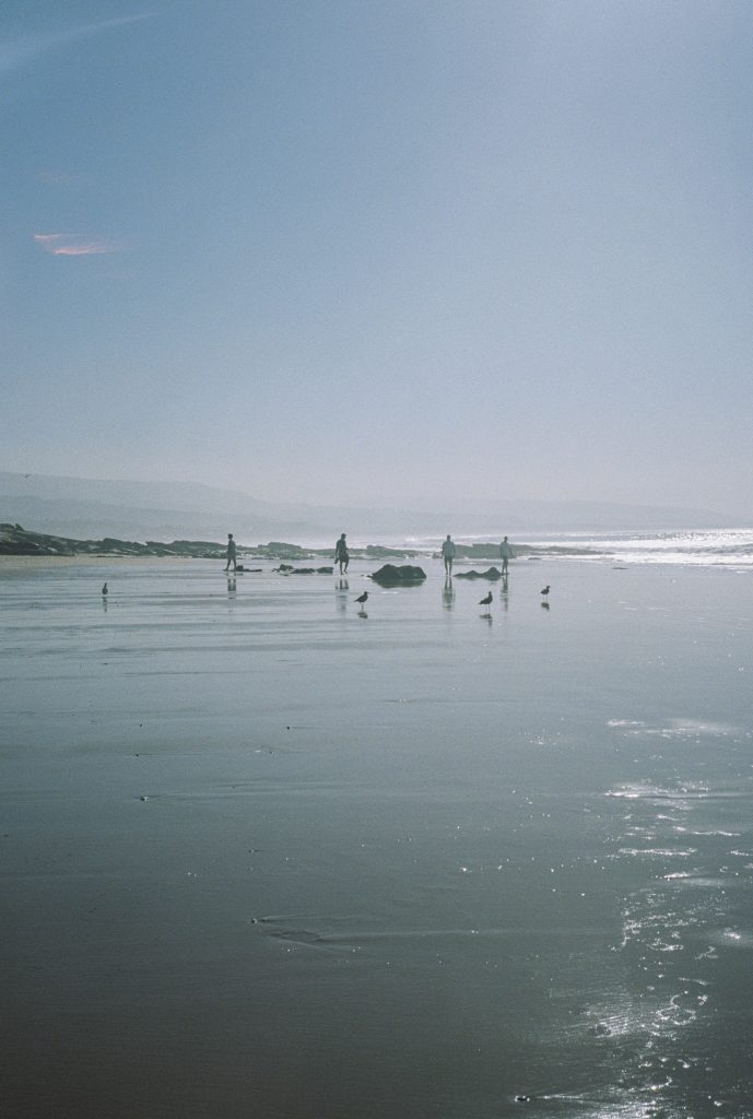 Fotografia de la platja de Taghazout capturada per Júlia Olivé Studio, artista multidisciplinar especialitzada en fotografia, disseny i il·lustració.
