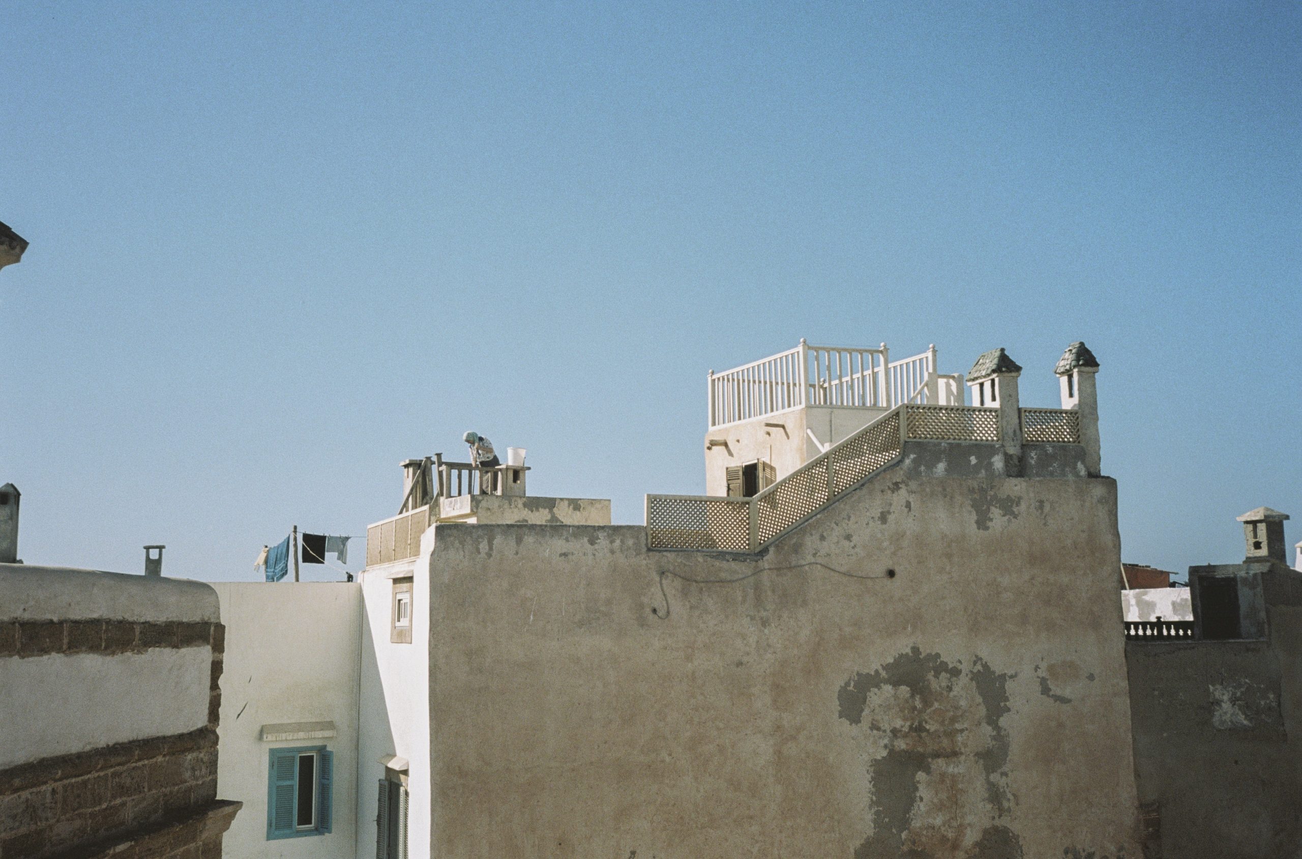 Fotografia des les teulades d'Essaouira, Marroc, capturada per Júlia Olivé Studio, artista multidisciplinar especialitzada en fotografia, disseny i il·lustració.