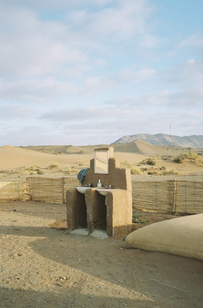 Fotografia de viatge del desert d'Agadir, Marroc, capturada per Júlia Olivé Studio, artista multidisciplinar especialitzada en fotografia, disseny i il·lustració.