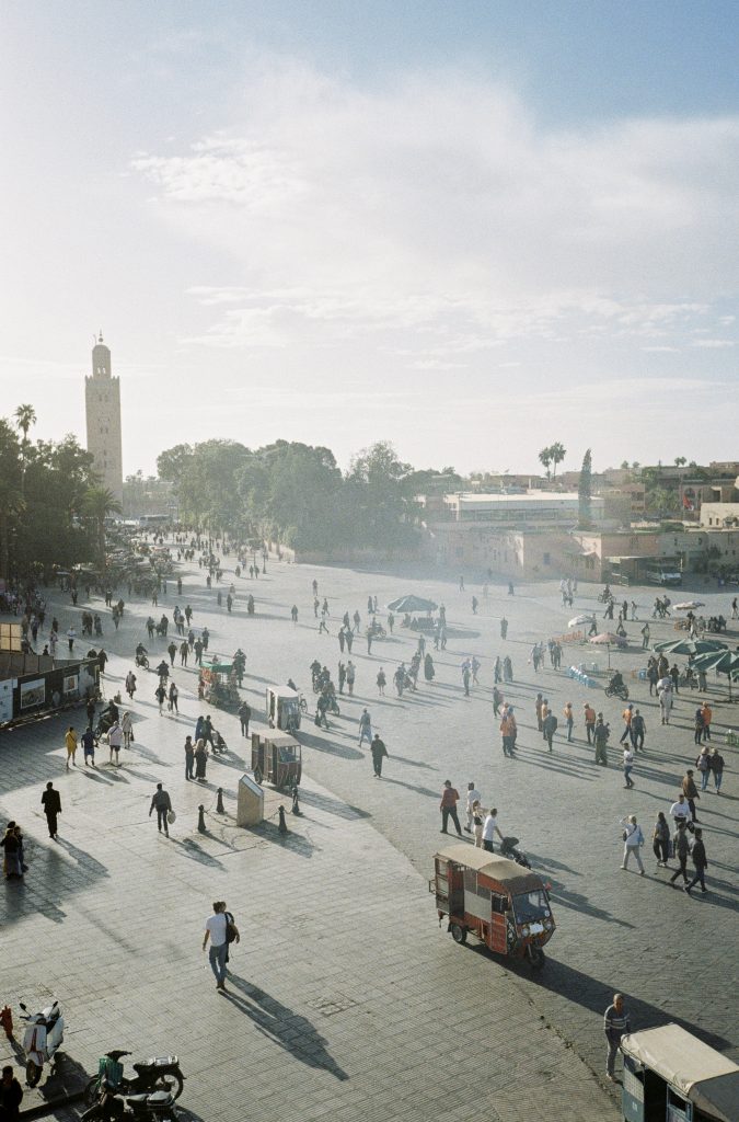 Fotografia de la plaça Jeema el Fna a Marrakech, Marroc, capturada per Júlia Olivé Studio, artista multidisciplinar especialitzada en fotografia, disseny i il·lustració.