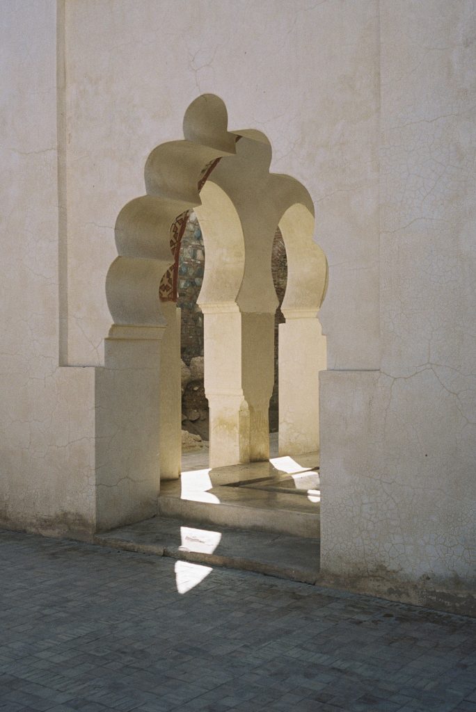 Fotografia d'una porta a Marrakech, Marroc, capturada per Júlia Olivé Studio, artista multidisciplinar especialitzada en fotografia, disseny i il·lustració.