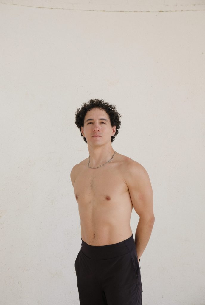 Fotografia de Yogui Dan capturada per Júlia Olivé Carmona Studio, artista i creativa multidisciplinar, fotògrafa, diseñadora i ilustradora-